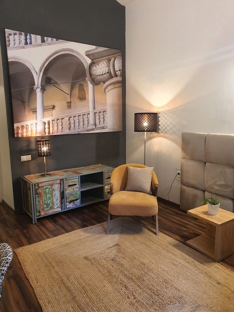 Gabinet terapeutyczny — fotel, obraz z krakowskimi arkadami